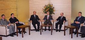Koizumi talks with former prime ministers on Iraq